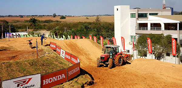 Pista ao lado da Honda é preparada para provas da final do Motocross (Foto: Patrícia Lisboa/Dropes)