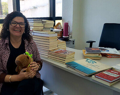 Bibliotecária Analma Moura destrincha a capivara mania (Foto: Patrícia Lisboa/Dropes)