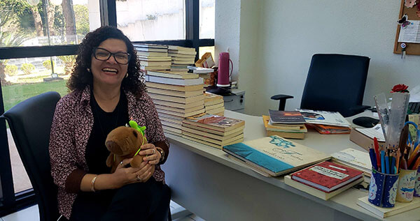 Bibliotecária Analma Moura destrincha a capivara mania (Foto: Patrícia Lisboa/Dropes)