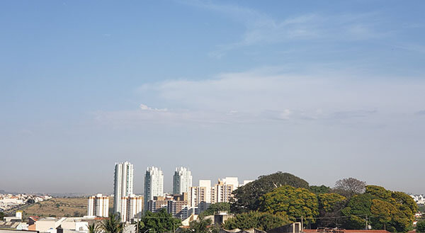 O sol aparece entre nuvens, mas, não chove nesta segunda, em Indaiatuba (Foto: Patrícia Lisboa/Dropes)