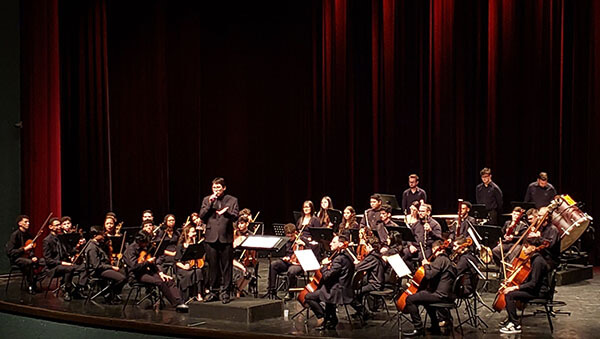 O maestro Anderson Vargas conduz a Sinfônica Jovem de Indaiatuba (Foto: Patrícia Lisboa/Arquivo/Dropes)