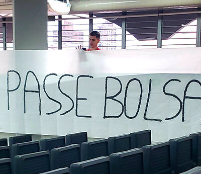 Juventude do PT de Indaiatuba se manifesta a favor da CPI do Passe Bolsa, na Câmara Municipal (Foto: Patrícia Lisboa/Dropes)