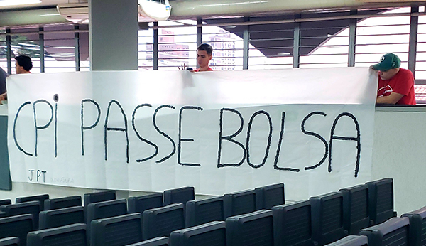 Juventude do PT de Indaiatuba se manifesta a favor da CPI do Passe Bolsa, na Câmara Municipal (Foto: Patrícia Lisboa/Dropes)