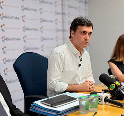 O prefeito Custódio Tavares, entre secretários municipais, na entrevista coletiva sobre fraudes no Passe Bolsa (Foto: Eliandro Figueira/PMI)