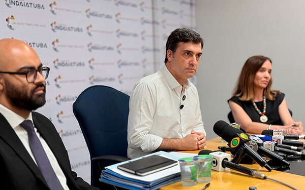 O prefeito Custódio Tavares, entre secretários municipais, na entrevista coletiva sobre fraudes no Passe Bolsa (Foto: Eliandro Figueira/PMI)