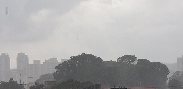 O tempo fica instável, com chuva, nesta segunda, em Indaiatuba (Foto: Patrícia Lisboa/Dropes)