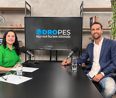 A editora do Portal Dropes, Patrícia Lisboa, entrevista Dr. Roni Bregion (Foto: Robson Pestana/Estúdio WT1)