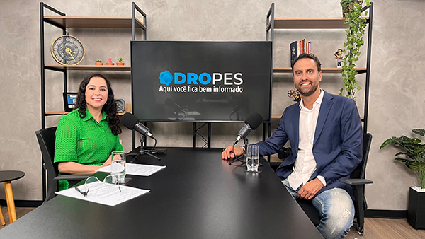 A editora do Portal Dropes, Patrícia Lisboa, entrevista Dr. Roni Bregion (Foto: Robson Pestana/Estúdio WT1)