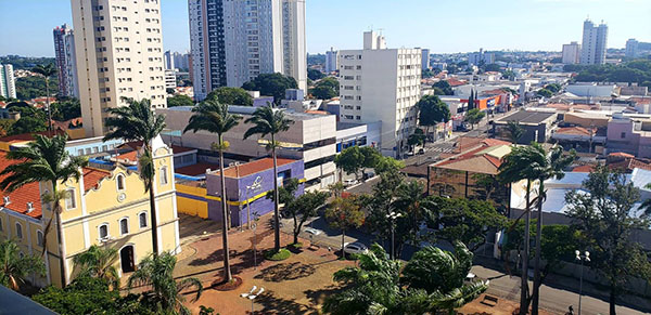 Igreja Candelária, Praça Leonor de Barros Camargo e parte do Centro de Indaiatuba (Foto: Patrícia Lisboa/Dropes)