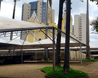 Montagem de cobertura na Praça da Igreja Matriz é feita para a Festa da Padroeira (Foto: Patrícia Lisboa/Dropes)
