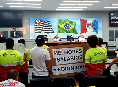 Coletores fazem manifestação na primeira sessão ordinária da Câmara (Foto: Patrícia Lisboa/Dropes)