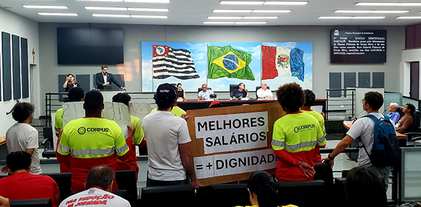 Coletores fazem manifestação na primeira sessão ordinária da Câmara (Foto: Patrícia Lisboa/Dropes)