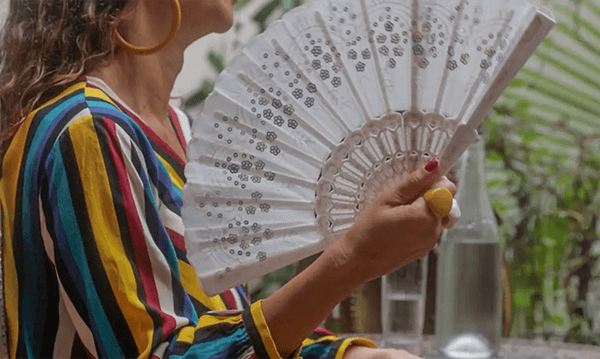 Fogachos são um dos sintomas mais conhecidos da menopausa (Foto: Frame/TV Brasil)