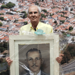 Manoel de Miranda, em 2022, recebeu de presente da Câmara Municipal de Indaiatuba, o retrato do pai, Gabino, que dá nome à Sala de Imprensa da Casa (Foto: Arquivo/Patrícia Lisboa)