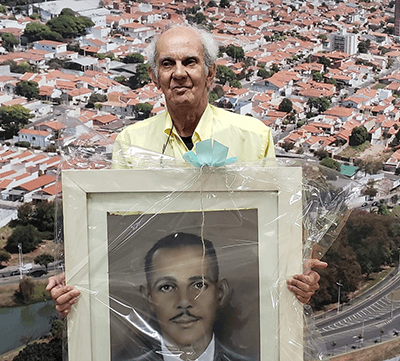 Manoel de Miranda, em 2022, recebeu de presente da Câmara Municipal de Indaiatuba, o retrato do pai, Gabino, que dá nome à Sala de Imprensa da Casa (Foto: Arquivo/Patrícia Lisboa)