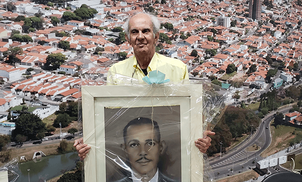 Manoel de Miranda, em 2022, recebeu de presente da Câmara Municipal de Indaiatuba, o retrato do pai, Gabino, que dá nome à Sala de Imprensa da Casa (Foto: Arquivo/Patrícia Lisboa)